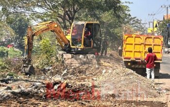 Pelebaran Jalan, Usaha Barang Bekas di Bantaran Sungai Kali Tebu Dibongkar