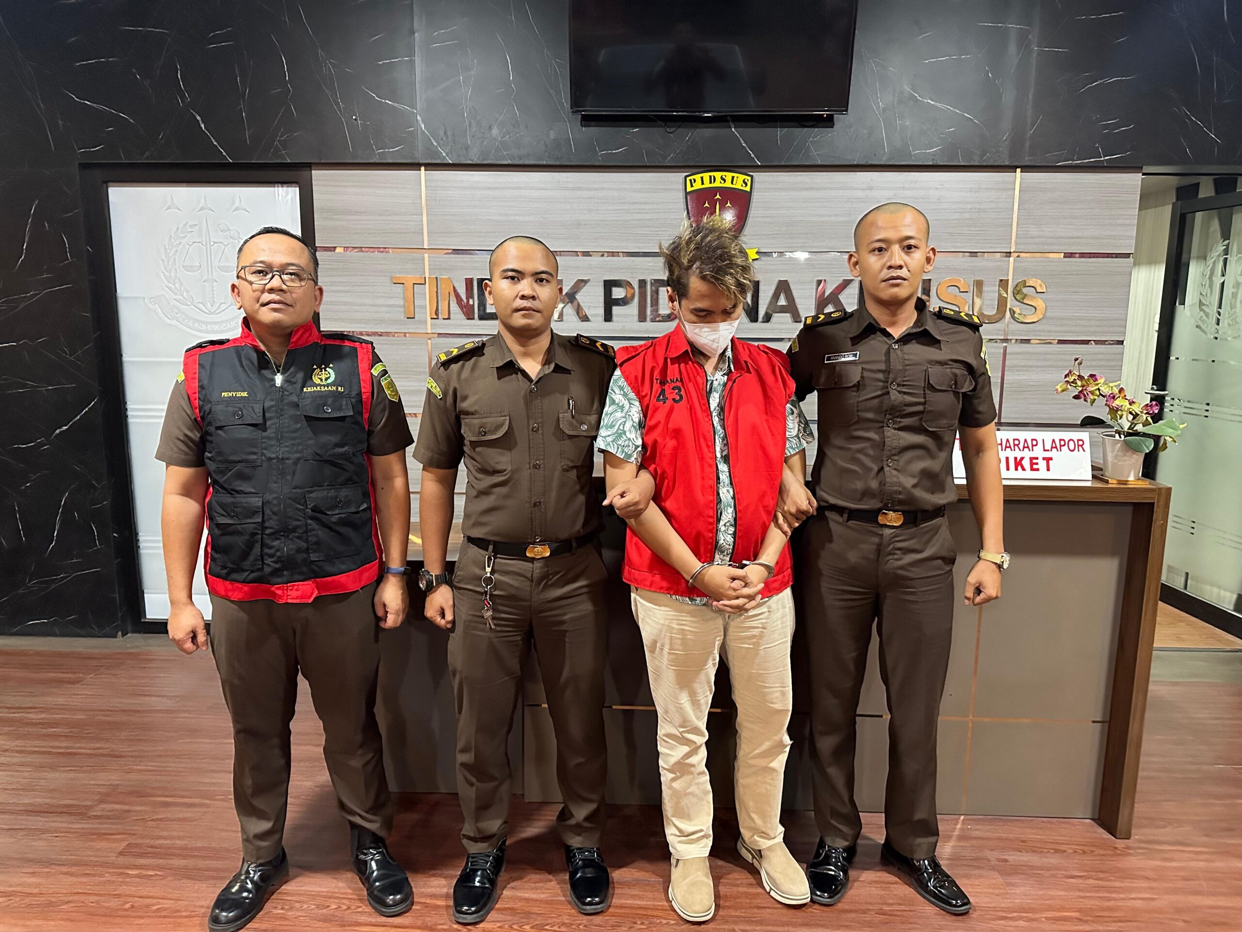 tersangka-korupsi-kredit-fiktif-bni-jember