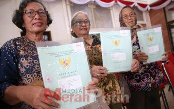 Pemkot Surabaya Serahkan 39 Sertifikat HGB kepada Warga Pemegang IPT