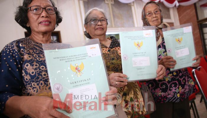 Pemkot Surabaya Serahkan 39 Sertifikat HGB kepada Warga Pemegang IPT