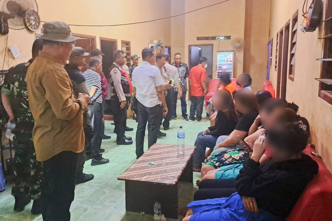 12-wanita-dievakuasi-dari-rumah-kosong-di-sememi