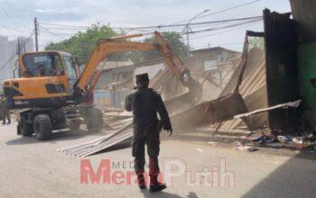 15 Bangunan Liar di bawah Jembatan Layang Tambak Mayor Dibongkar
