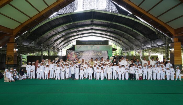 62 Anak Peserta Khitan Massal Surau Qutubul Amin Beri Ibundanya Setangkai Bunga