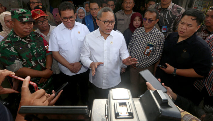 Menko Pangan dan Mendag Tinjau Ketersediaan Bapok di Pasar Dukuh Kupang Surabaya