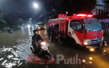 Hujan Deras dan Angin Kencang Landa Surabaya, 25 Unit Mobil Damkar Dikerahkan