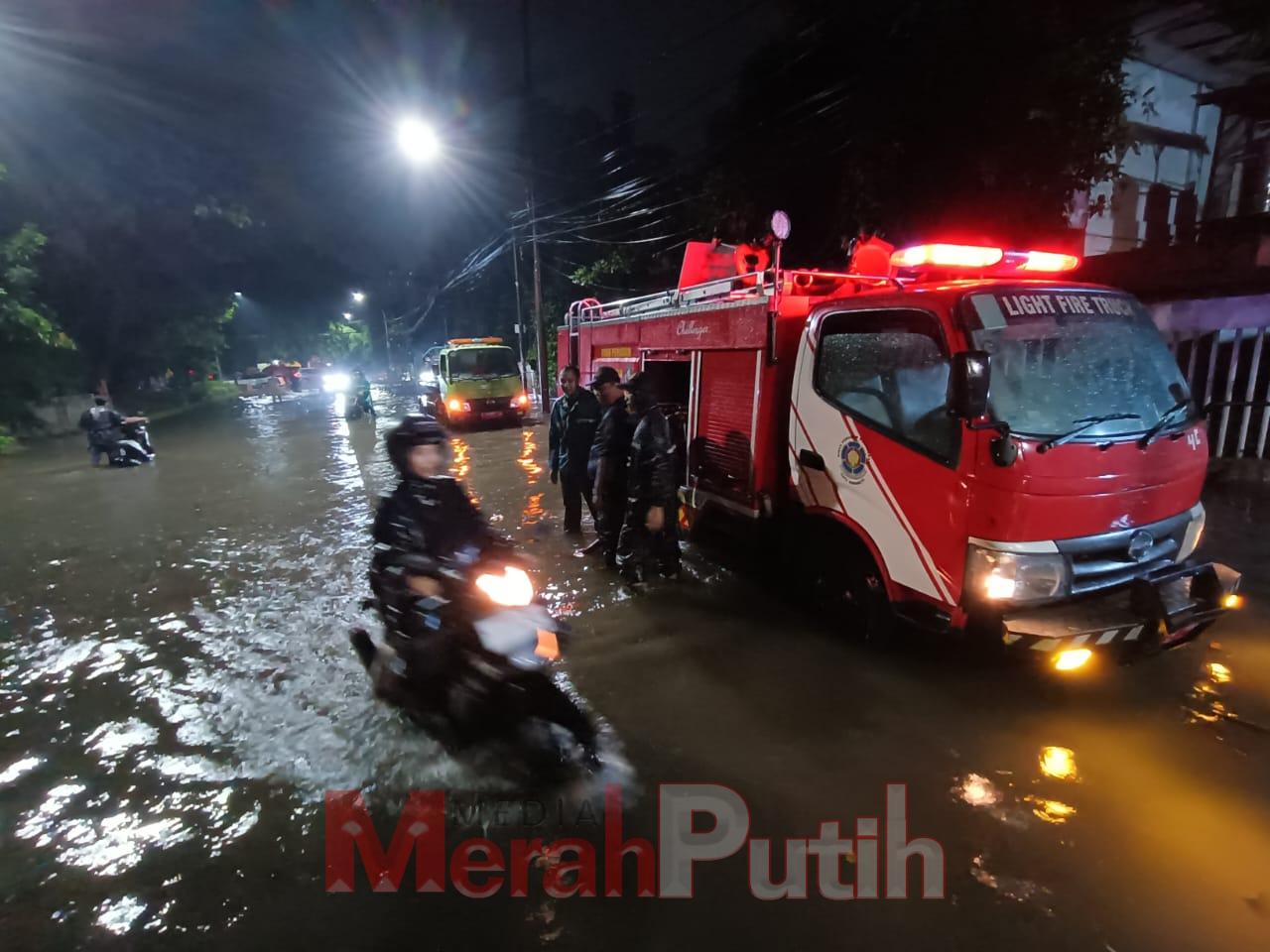 hujan-deras-dan-angin-kencang-landa-surabaya