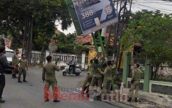 Satpol PP Surabaya Bongkar Reklame Ilegal di Jalan Made