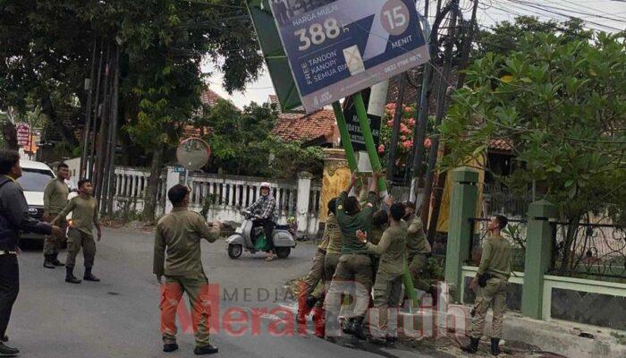 Satpol PP Surabaya Bongkar Reklame Ilegal di Jalan Made