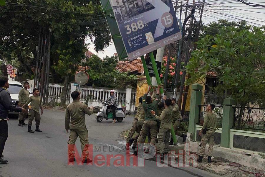satpol-pp-surabaya-bongkar-reklame-ilegal