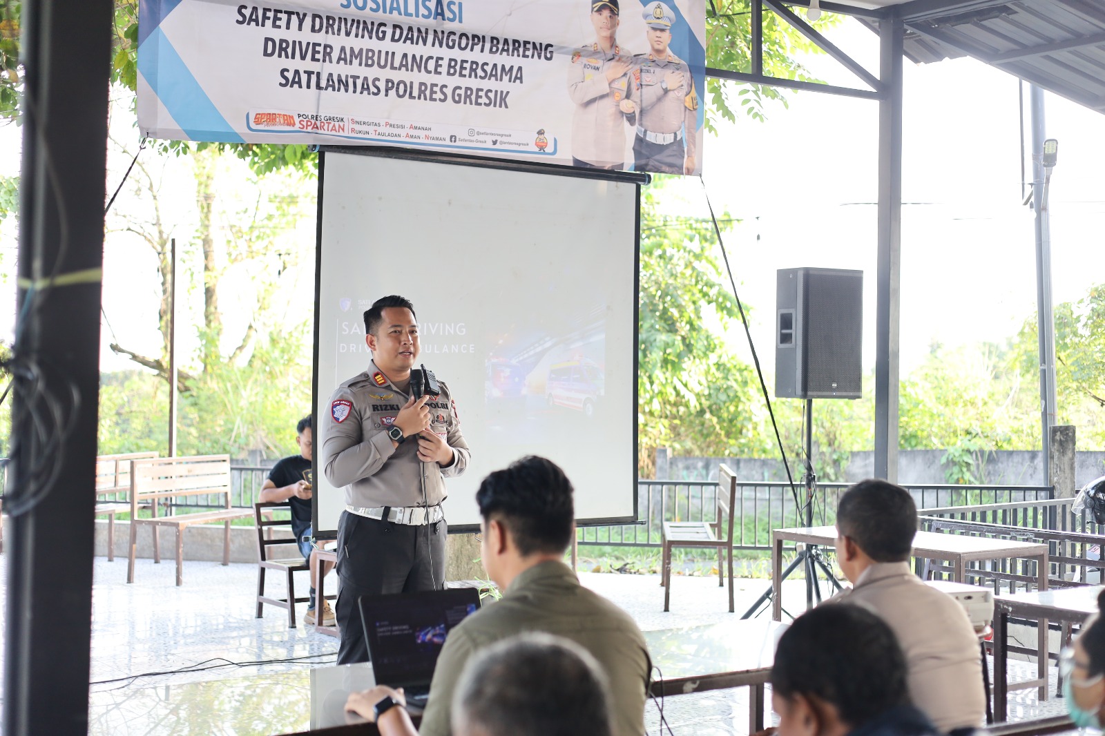 ngopi-bareng-driver-ambulans-di-gresik