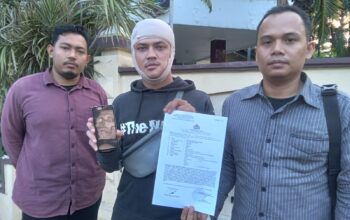 Dicky Wildan melaporkan insiden yang dialaminya sebagai korban dugaan pengeroyokan oleh dua rekan kerjanya, seorang Disc Jockey (DJ) dan MC bernama JT, ke Polsek Tegalsari. Selasa (24/06) | MMP | Totok Prastyo