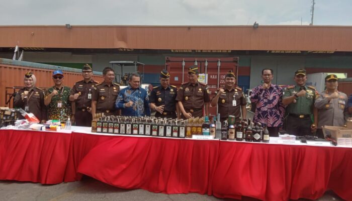 36.555 Botol Miras Ilegal Dimusnahkan, Bea Cukai Kejar DPO-nya