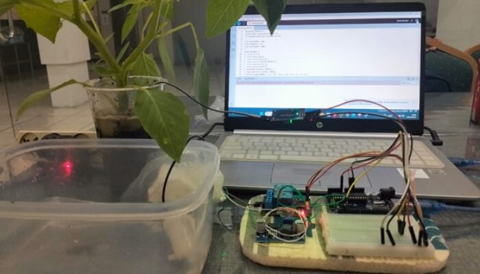 Mahasiswa UNESA Kembangkan Sistem Penyiraman Tanaman Otomatis Berbasis IoT untuk Pembelajaran di SMP