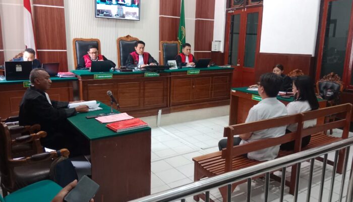 Tampil Menor Terdakwa Jan Hwan Diana Akui Copot Ban Mobil Korban