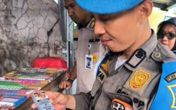 penindakan-rokok-ilegal-di-surabaya-barat