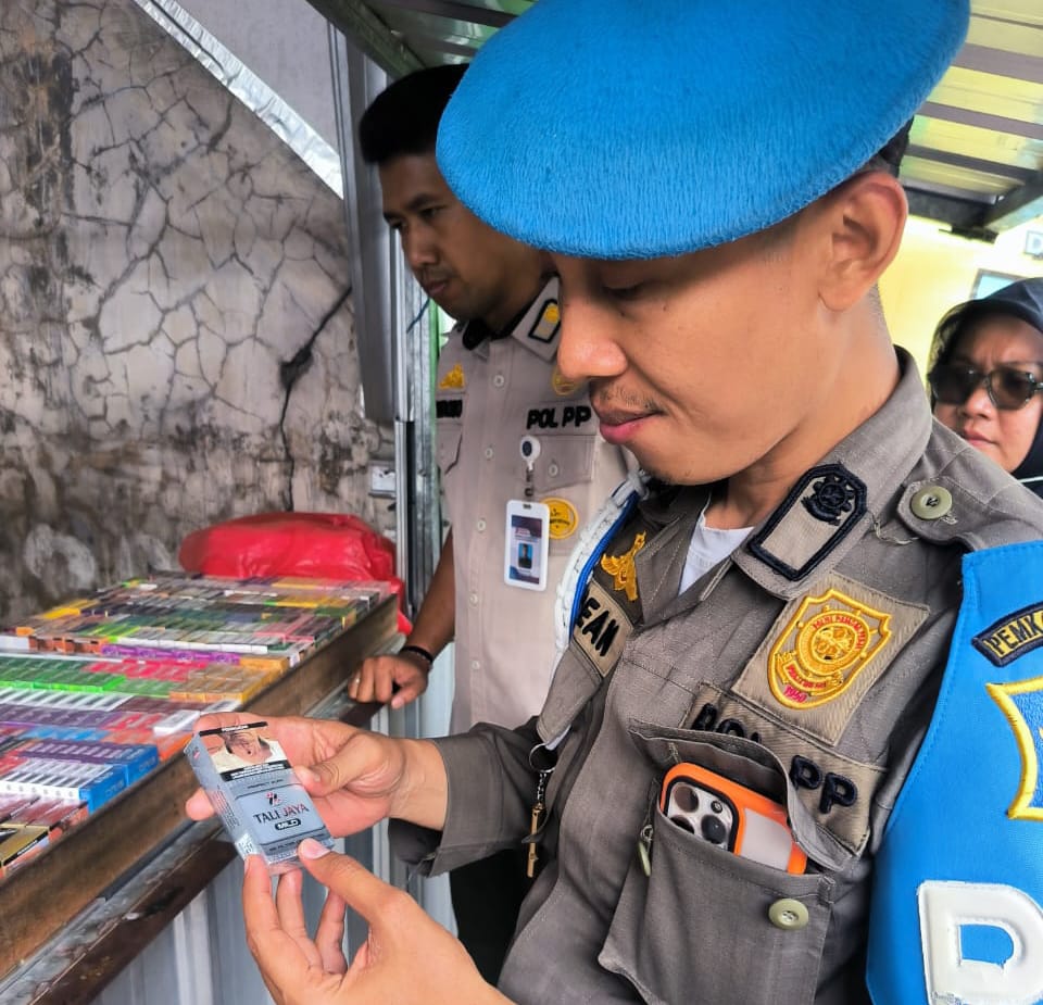 penindakan-rokok-ilegal-di-surabaya-barat