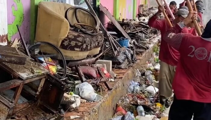 Sampah Kursi Tersangkut, Pompa Kalisari Rusak Total Wali Kota Eri: Stop Buang Sampah ke Sungai!