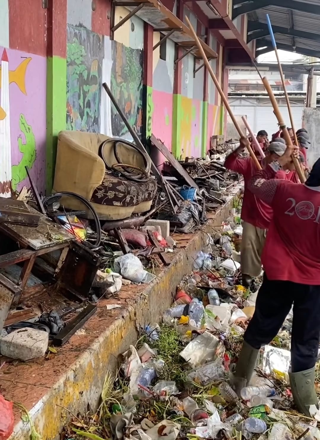 sampah-kursi-pompa-kalisari-rusak-banjir