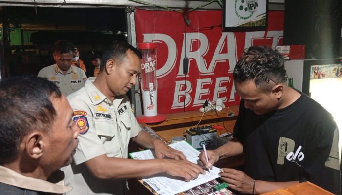 Satpol PP Lamongan Razia Kafe Jelang Nataru, Sejumlah Miras Disita