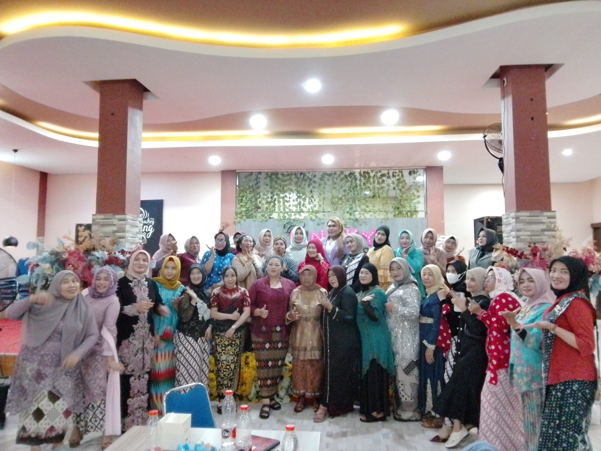 hari-ibu-perempuan-dari-27-kecamatan-merajut