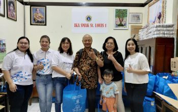 berbagi-kasih-natal-smak-st-louis-1-surabaya