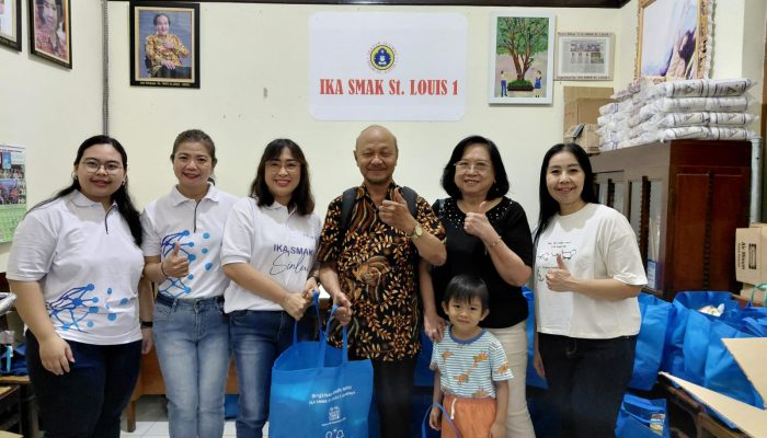 Berbagi Kasih Natal SMAK St Louis 1 Surabaya dari Alumni untuk Guru
