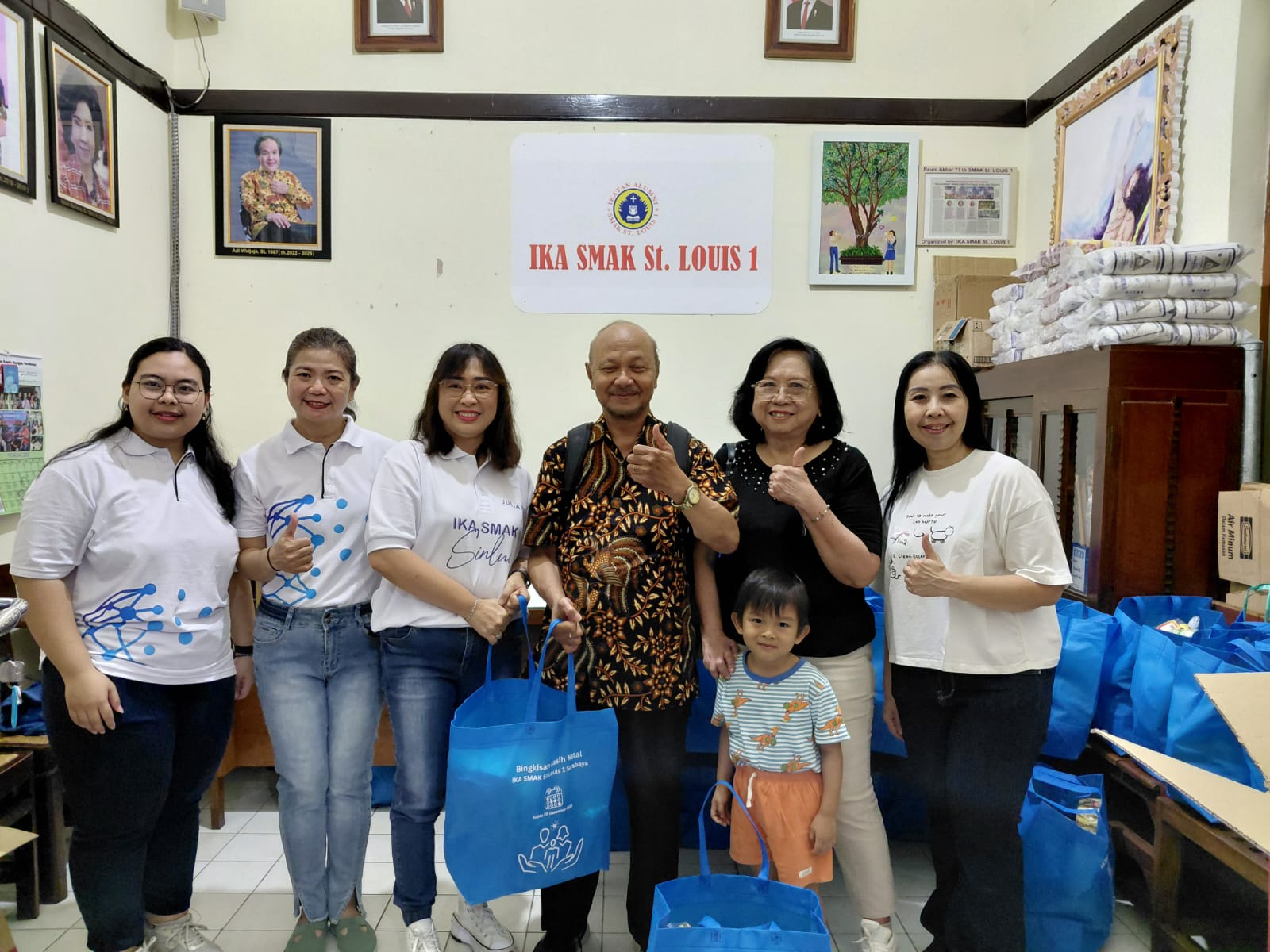 berbagi-kasih-natal-smak-st-louis-1-surabaya