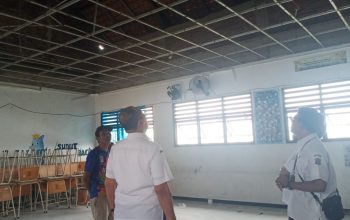 Plafon Kelas SMPN 60 Surabaya Ambruk Saat Pelajaran