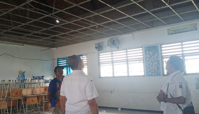 Plafon Kelas SMPN 60 Surabaya Ambruk Saat Pelajaran