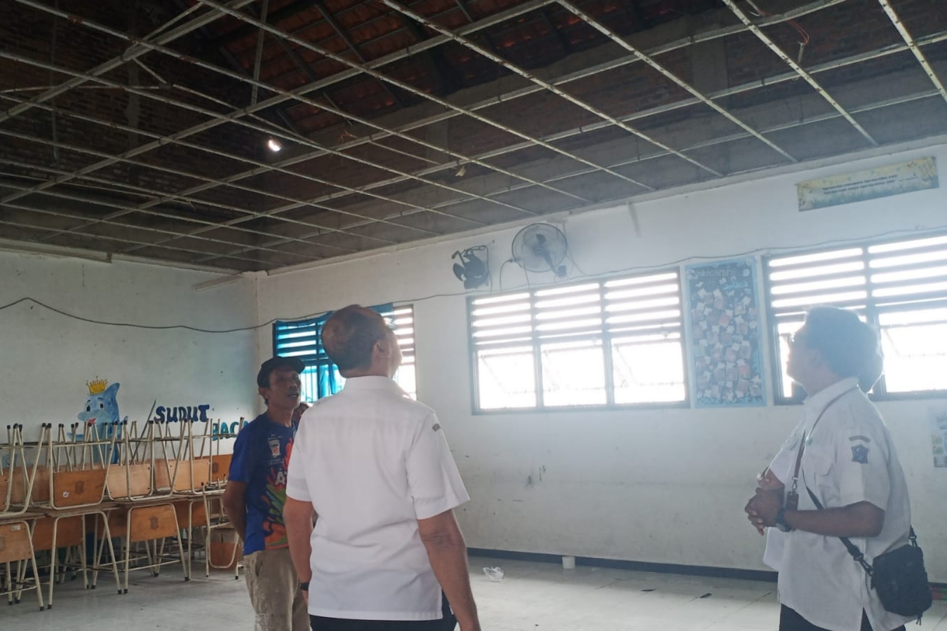 plafon-kelas-smpn-60-surabaya-runtuh