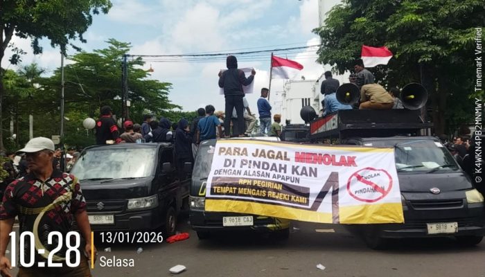 Aksi Tolak Relokasi RPH Pegirian Memanas Massa Dorong Masuk Balai Kota Surabaya