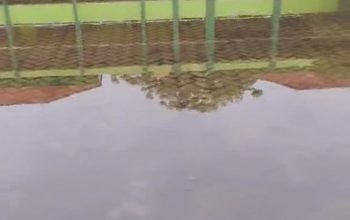 Hari Pertama Masuk Sekolah Ratusan Siswa SDN Ujung V Semampir Gagal Upacara Akibat Tergenang