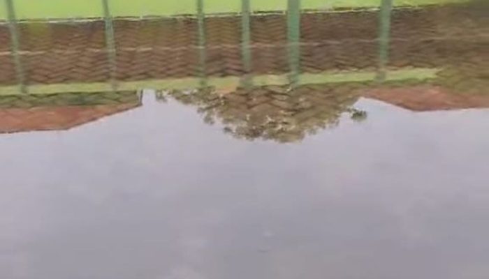 Hari Pertama Masuk Sekolah Ratusan Siswa SDN Ujung V Semampir Gagal Upacara Akibat Tergenang