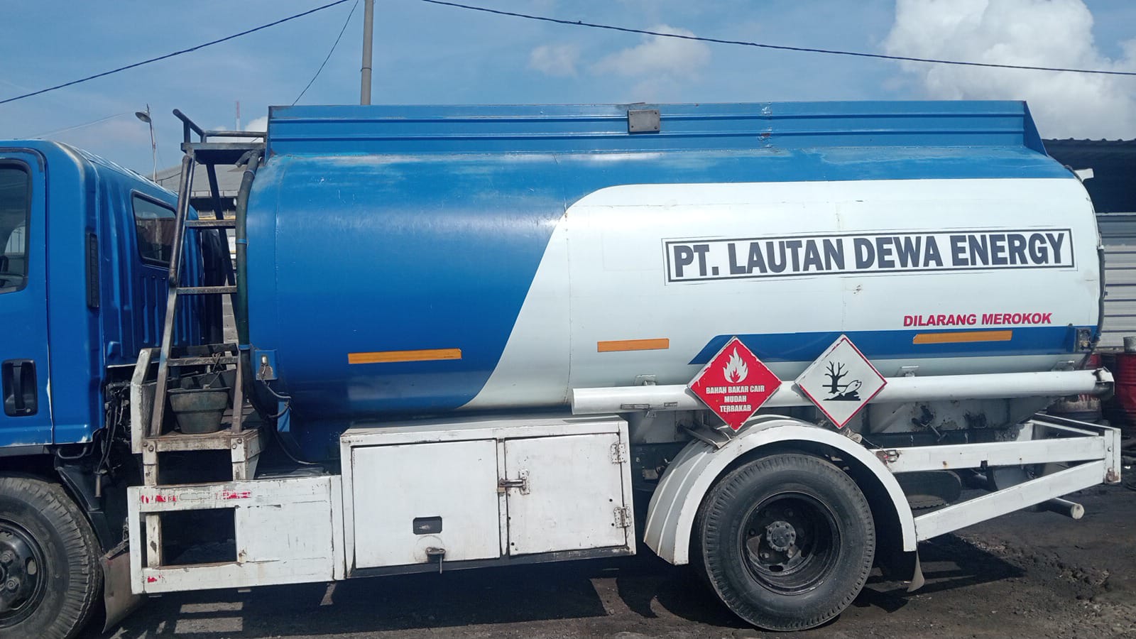 gudang-bbm-subsidi-diduga-ilegal-di-kebomas