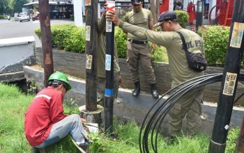 18-tiang-kabel-fiber-optik-ilegal-panjang-jiwo