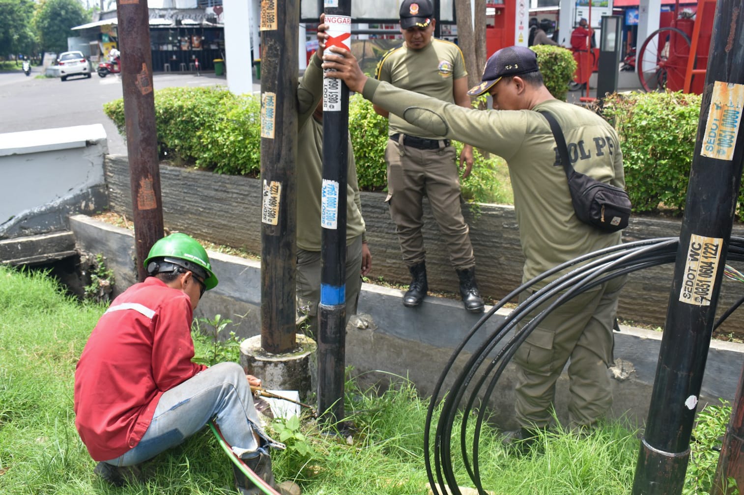 18-tiang-kabel-fiber-optik-ilegal-panjang-jiwo