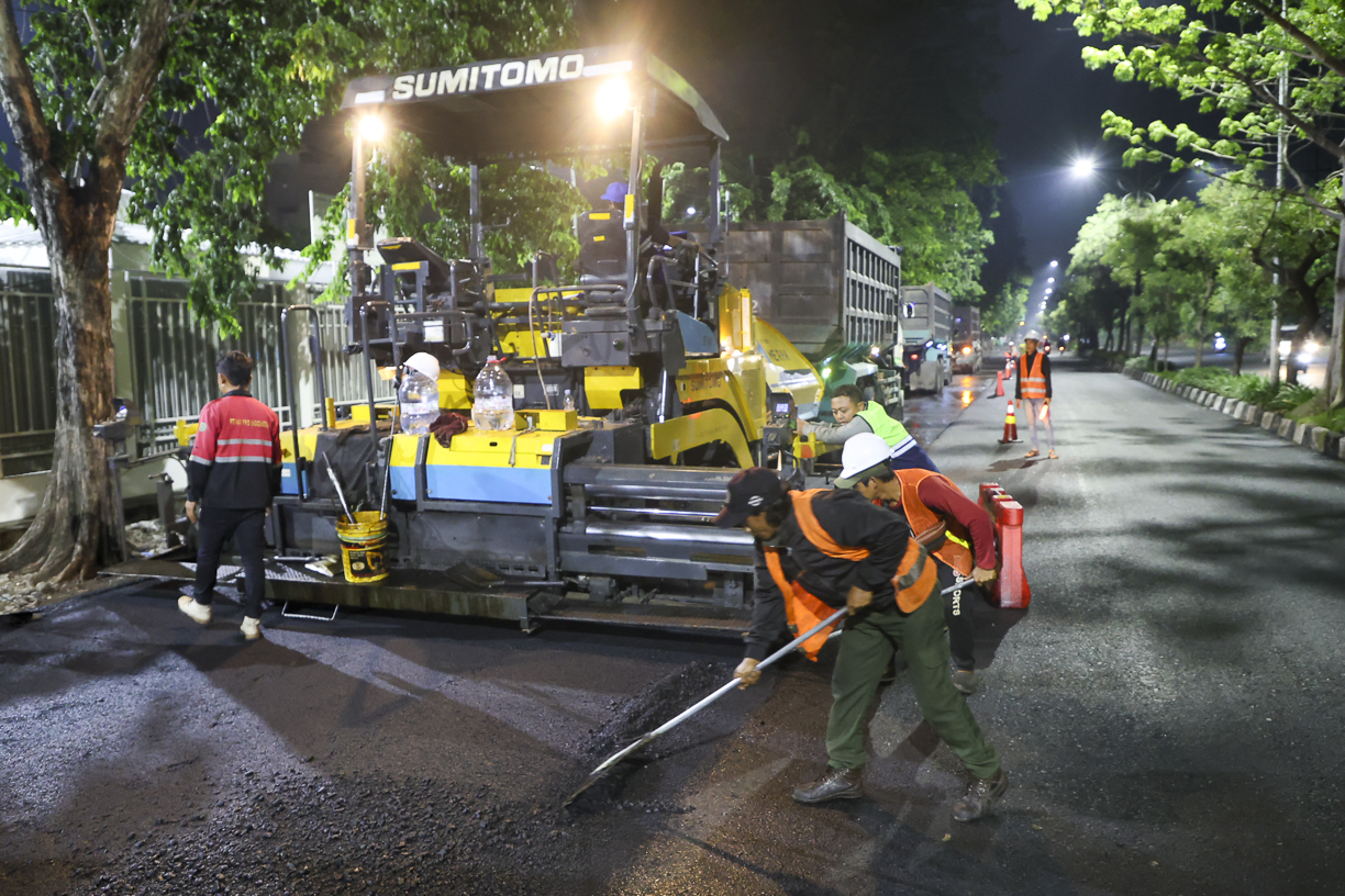 perbaikan-jalan-berlubang-tembus-60-ton-hotmix