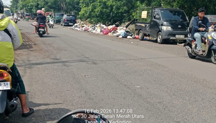 Sampah Berserakan Tak Terangkut di Sidotopo Wetan, Pengawasan DLH Surabaya?