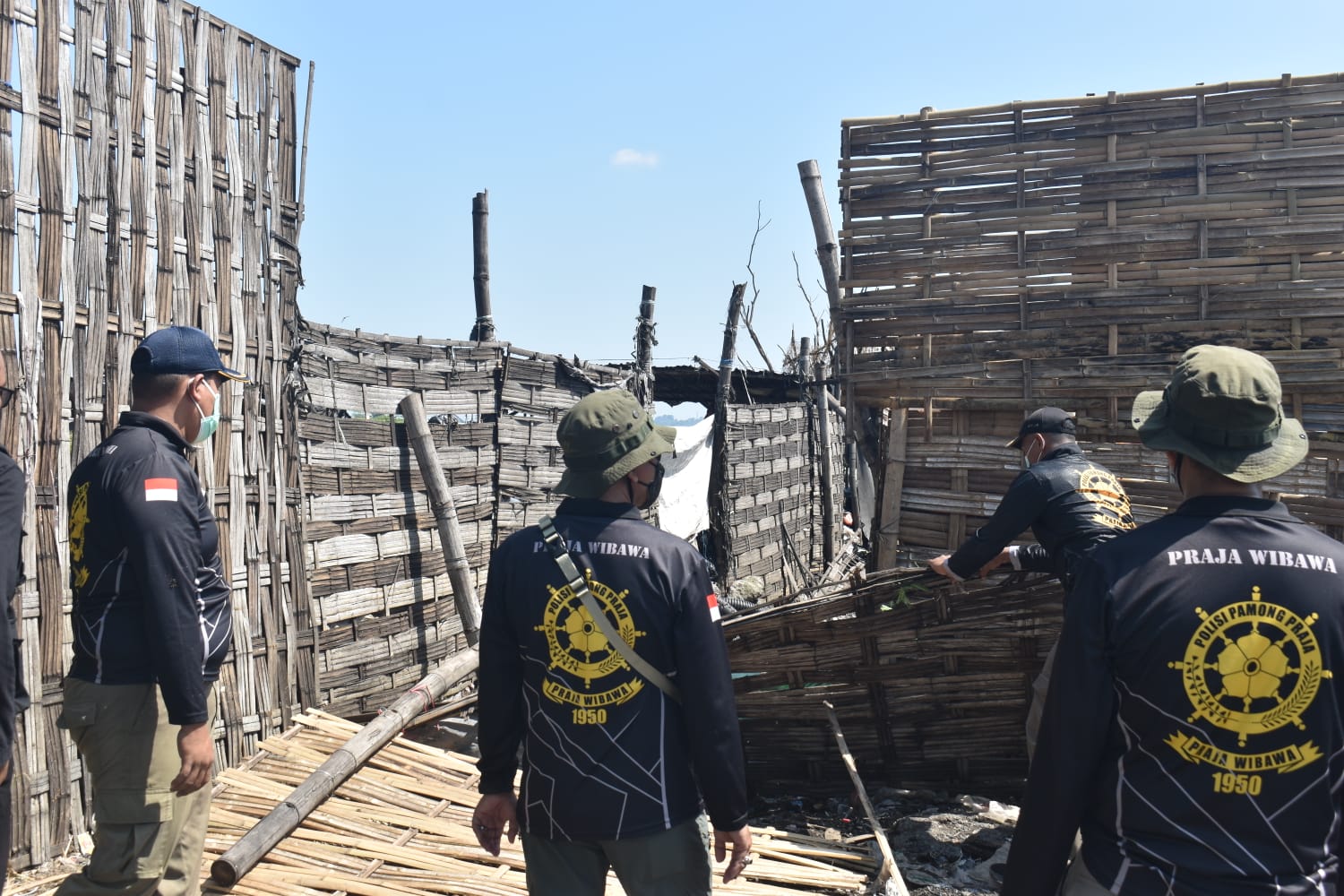 gudang-sampah-ilegal-di-kawasan-benowo