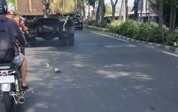 Sampah Berserakan dari Truk Viral Ini Kata DLH Surabaya