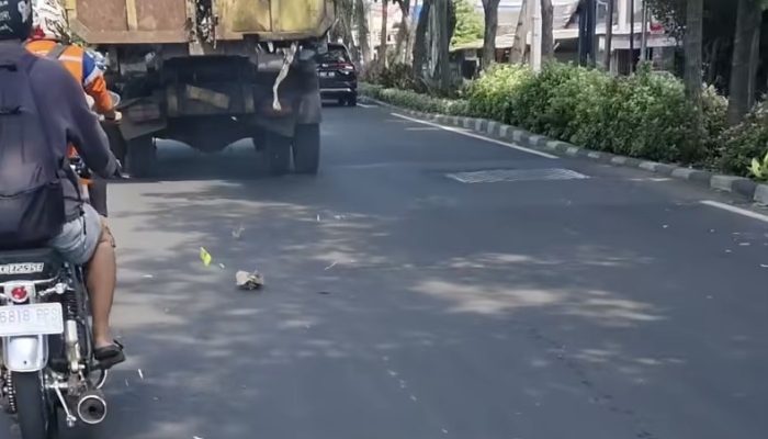 Sampah Berserakan dari Truk Viral Ini Kata DLH Surabaya