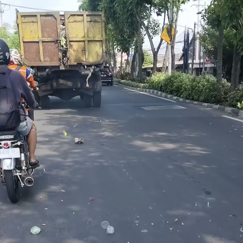 sampah-berserakan-truk-viral-di-medsos