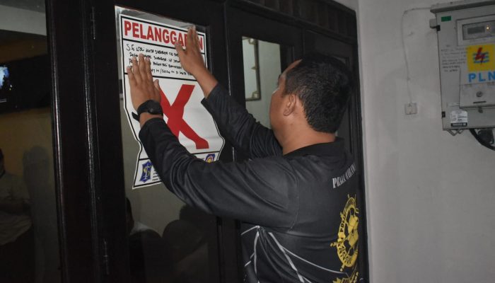 Satpol PP Surabaya Tindak 2 Tempat Biliar dan Satu Panti Pijat Kedapatan Beroperasi saat Ramadan