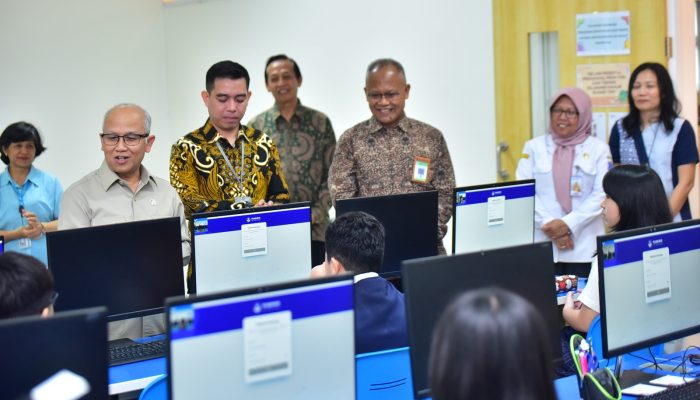 Wamendikdasmen Tinjau TKA di Surabaya, Tekankan Evaluasi Pendidikan