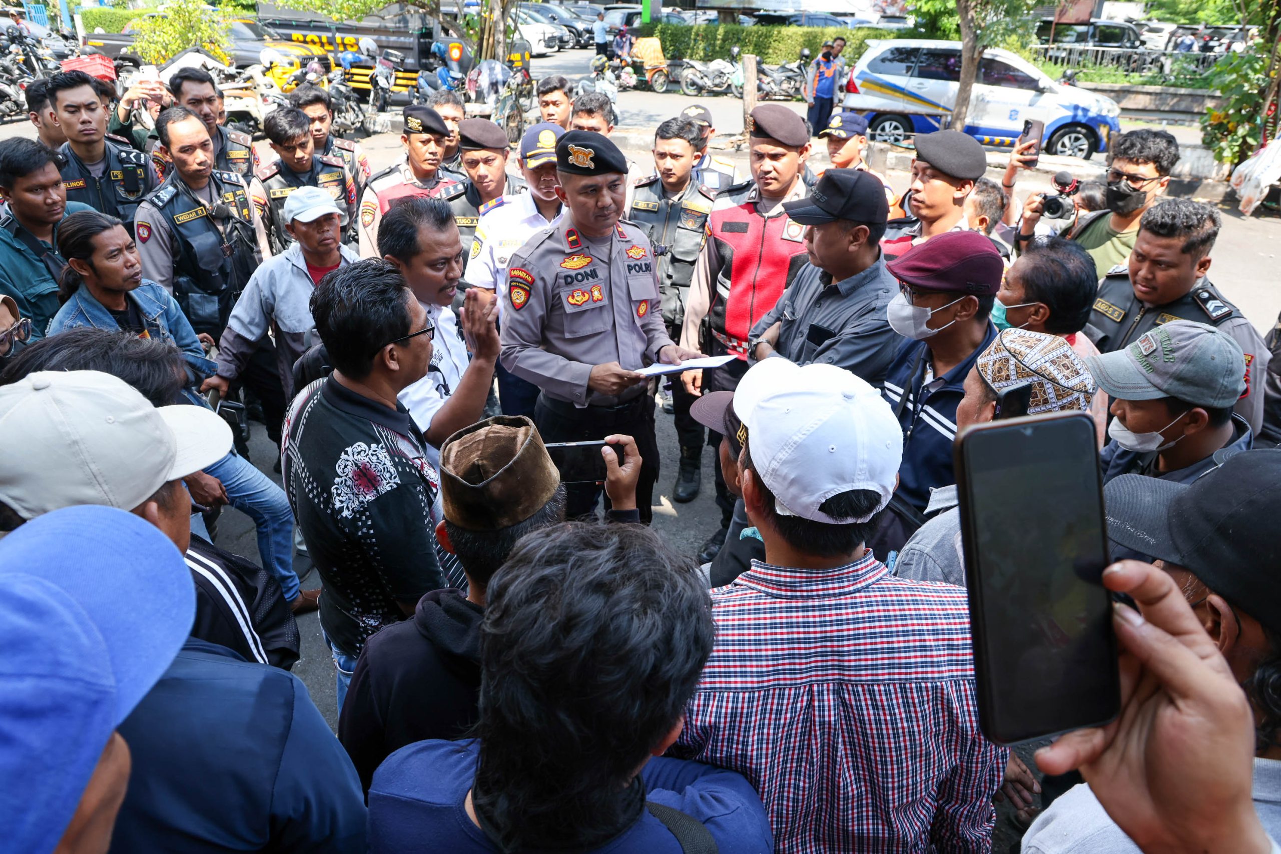 tolak-parkir-non-tunai-600-jukir-diganti