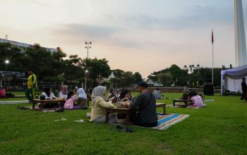 tugu-pahlawan-jadi-cangkrukan-senja-budaya