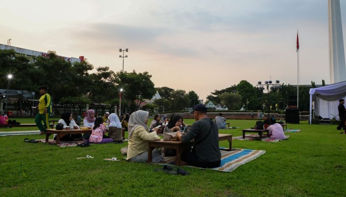 Tugu Pahlawan Jadi Cangkrukan Santai Warga Antusias Ikuti Senja Budaya