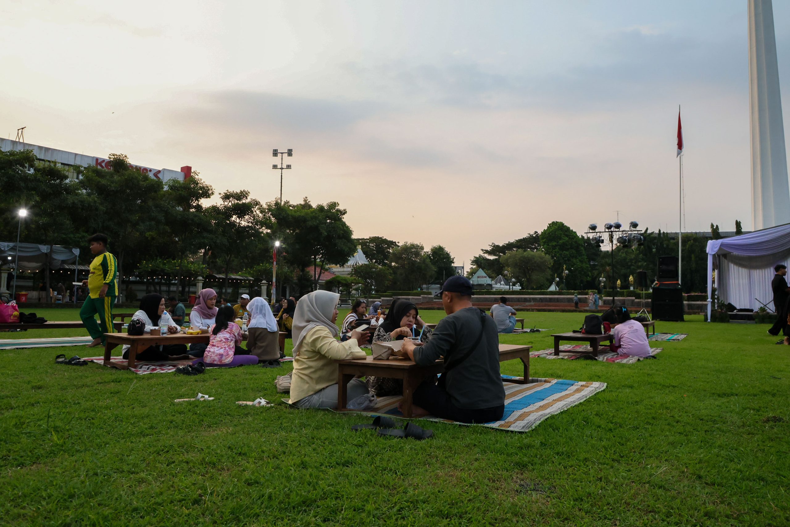 tugu-pahlawan-jadi-cangkrukan-senja-budaya