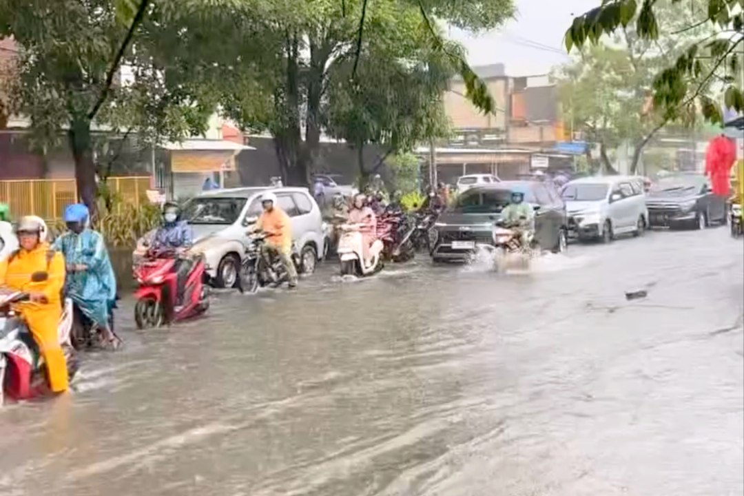 hujan-ekstrem-picu-banjir-di-surabaya-drainase