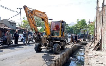 Lapak PKL di Jalan Gembong Tebasan Dibongkar untuk Kembalikan Fungsi Saluran